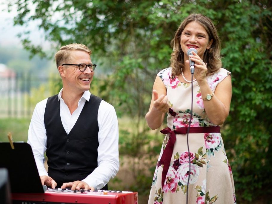 Sängerin und Rednerin Kathleen bei einer Freien Trauung im Schlossgarten