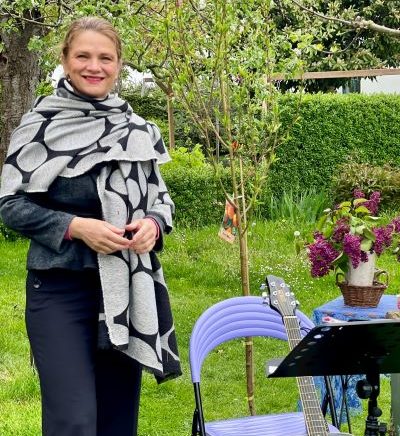 Freie Rednerin Kathleen bei einer Willkommensfeier im Garten